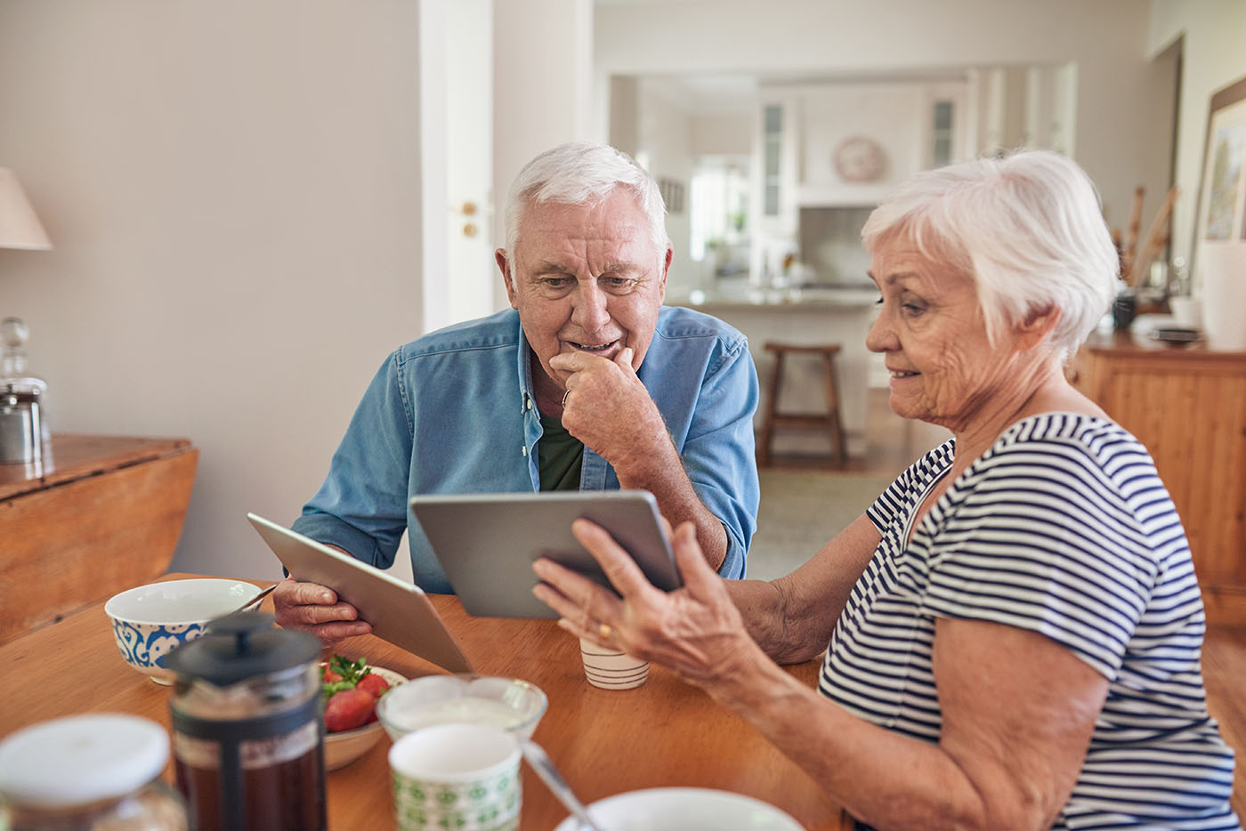 Ein älteres Ehepaar schaut sich am Tablet die Informationen zu den DMP-Programmen an