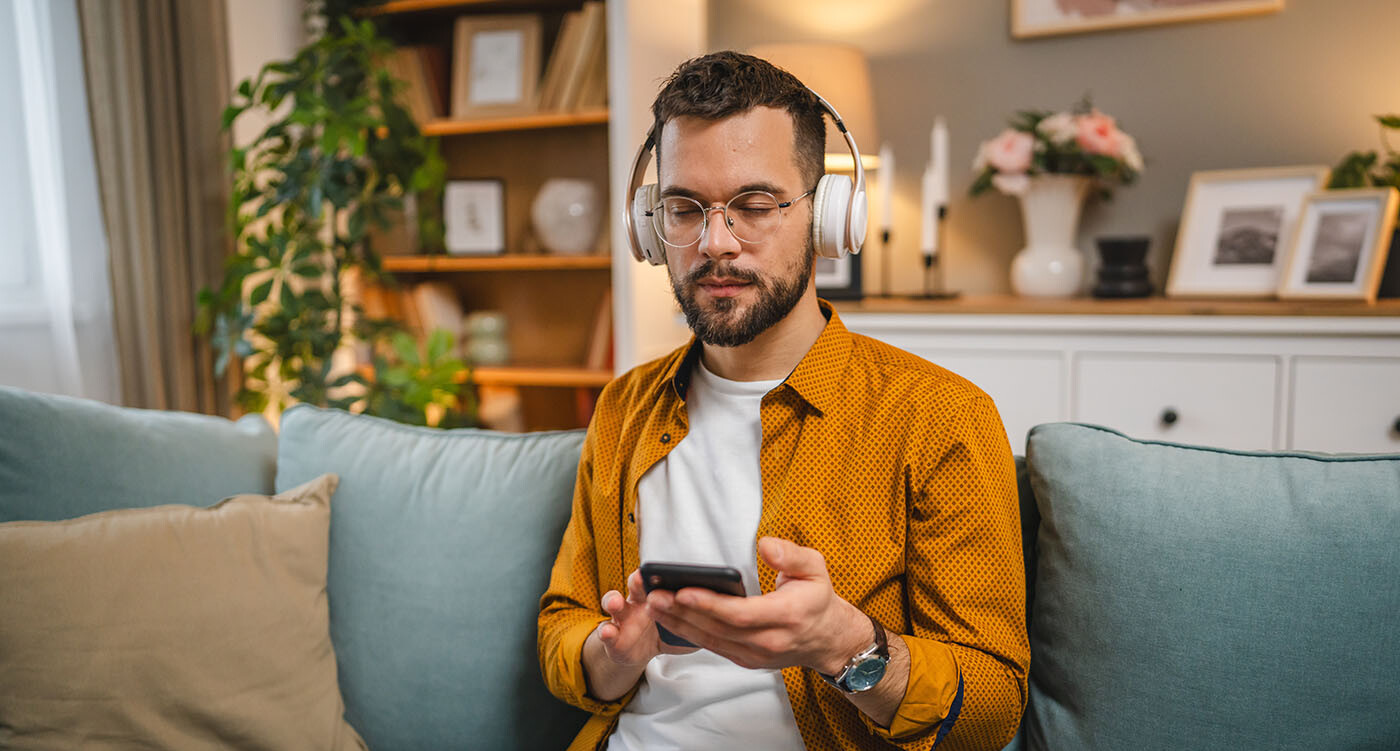 Mann nutzt ein digitales Versorgungsprodukt am Handy