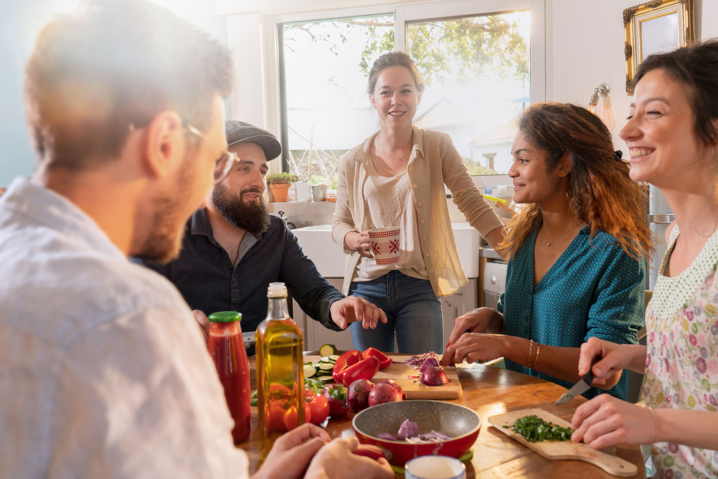 Gruppe, die während einer Gesundheitsreise gemeinsam kocht