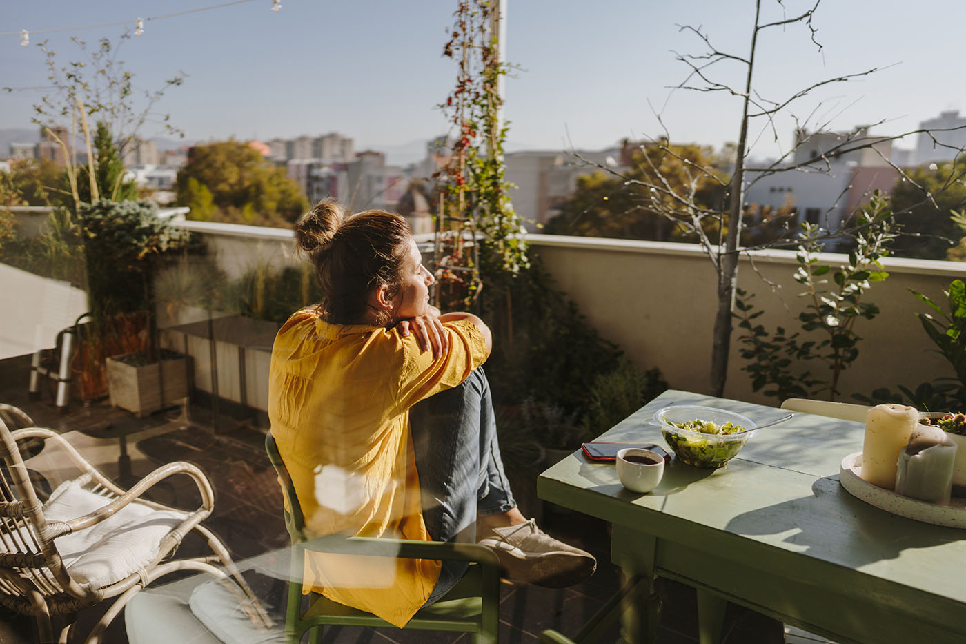 Frau, die entspannt auf dem Balkon sitzt