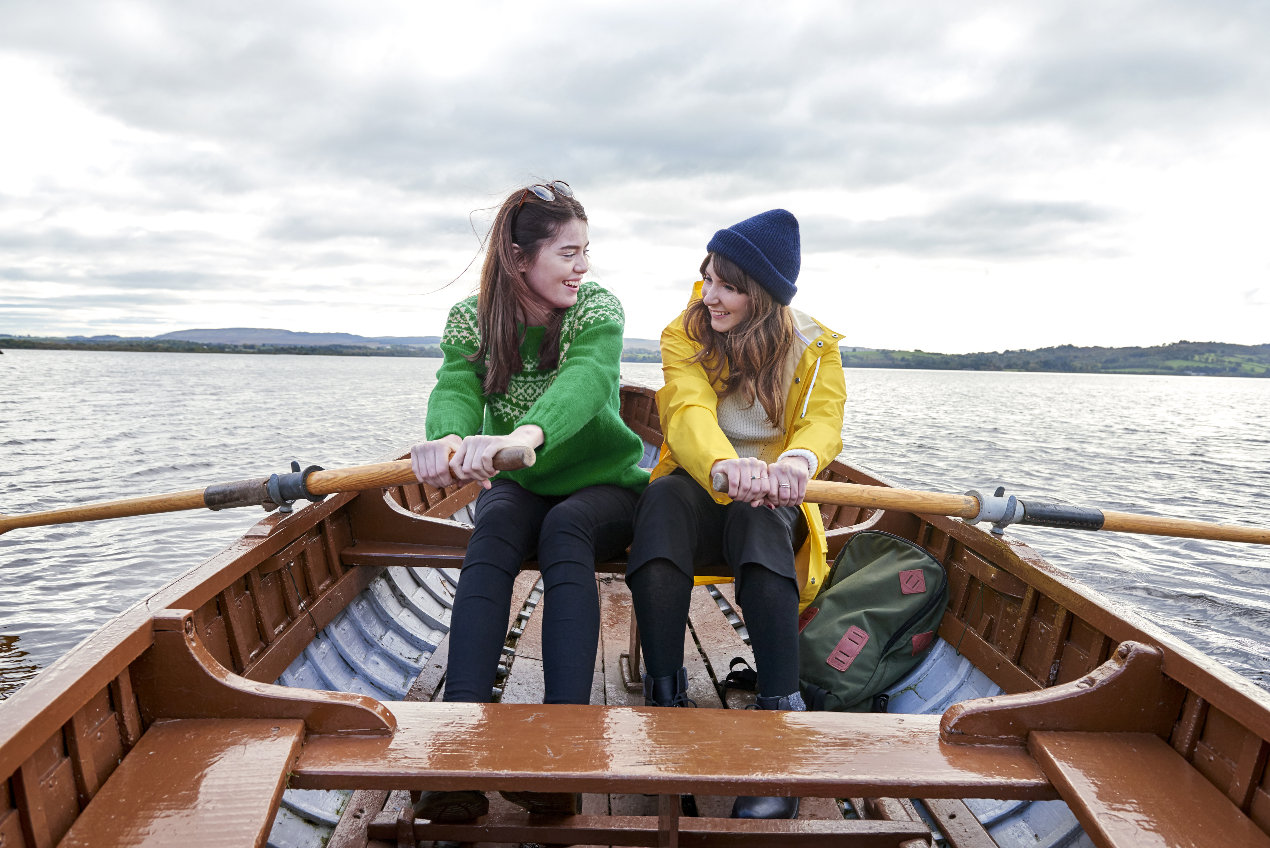 Zwei Frauen rudern gemeinsam im Boot