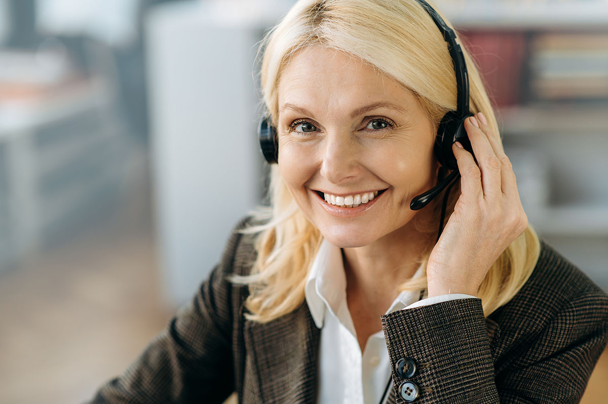 Frau mit Headset