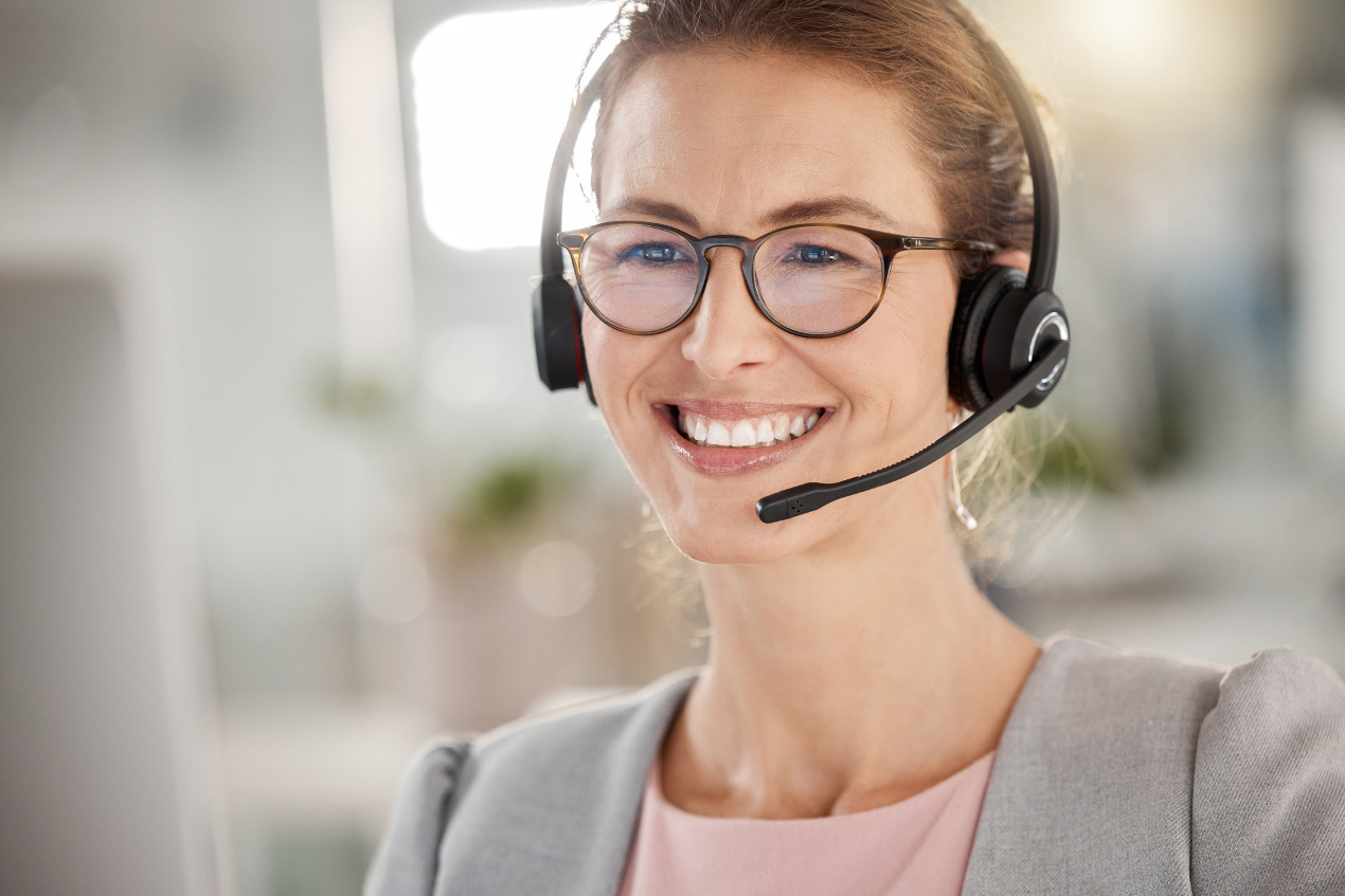 Frau mit Headset